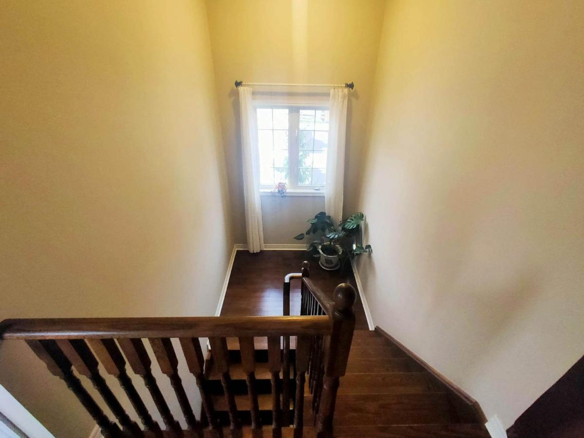 Affordable Room With Free Parking In Newmarket On Экстерьер фото
